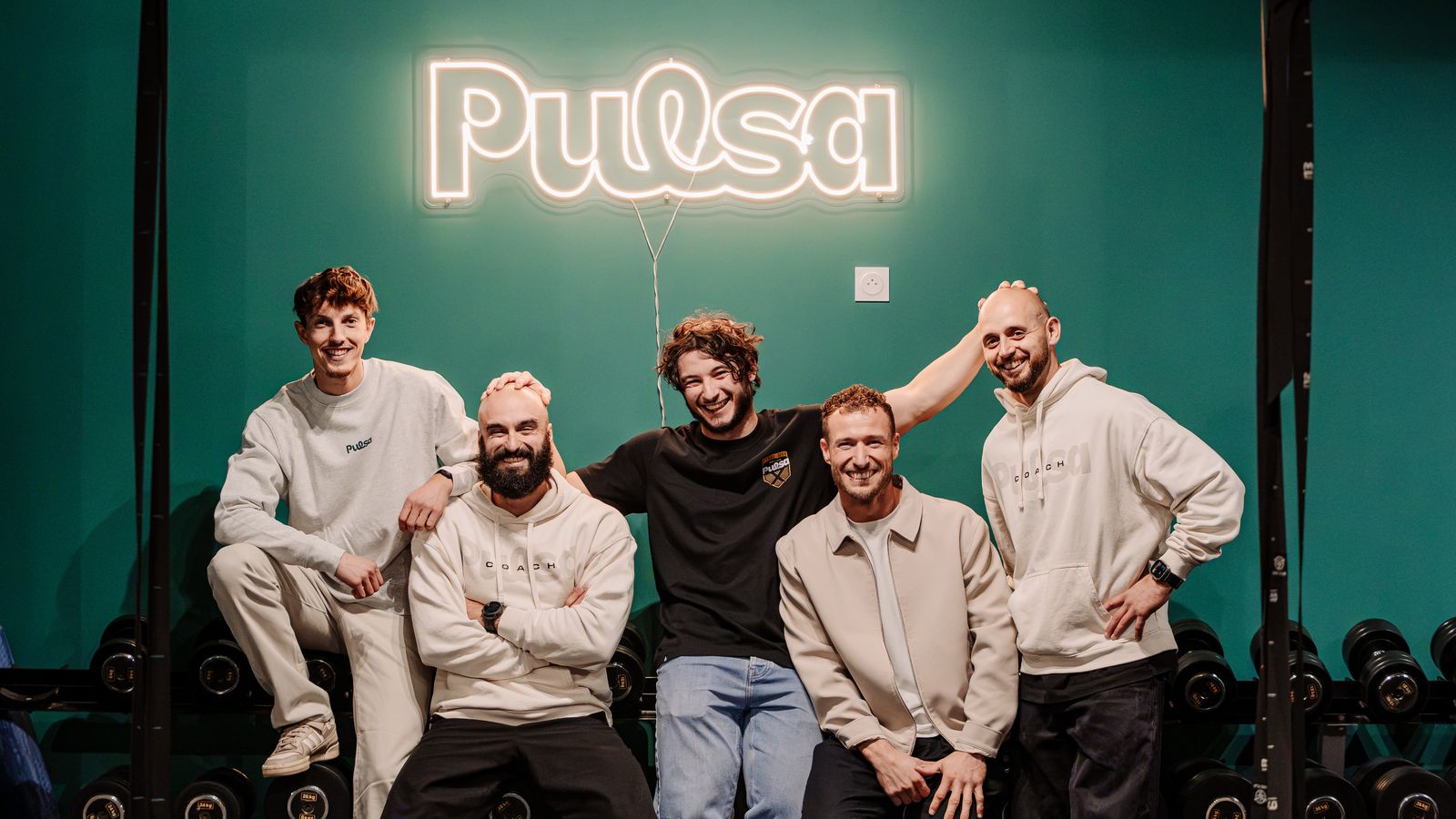 L'équipe Pulsa devant le néon du studio de coaching sportif à Lezennes
